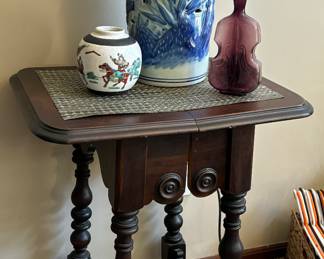 Petite antique table 