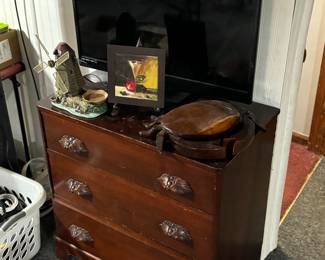 Flat screen tv, dresser