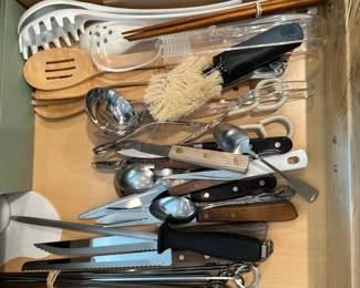 Silverware, kitchen utensils 