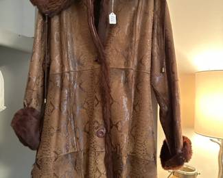 Women's clothing with brands such as: Carlisle, Perse
Knits Mark Shale, Patagonia, Tahari, Lillie Rubin
In Suede, Amoressa, Linda Allard Ellen Tracy, Jamie Sadock, Ellen Fisher