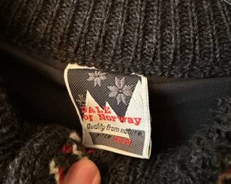 Women's clothing with brands such as: Carlisle, Perse
Knits Mark Shale, Patagonia, Tahari, Lillie Rubin
In Suede, Amoressa, Linda Allard Ellen Tracy, Jamie Sadock, Ellen Fisher