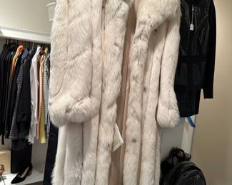 Women's clothing with brands such as: Carlisle, Perse
Knits Mark Shale, Patagonia, Tahari, Lillie Rubin
In Suede, Amoressa, Linda Allard Ellen Tracy, Jamie Sadock, Ellen Fisher