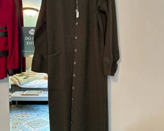 Women's clothing with brands such as: Carlisle, Perse
Knits Mark Shale, Patagonia, Tahari, Lillie Rubin
In Suede, Amoressa, Linda Allard Ellen Tracy, Jamie Sadock, Ellen Fisher
