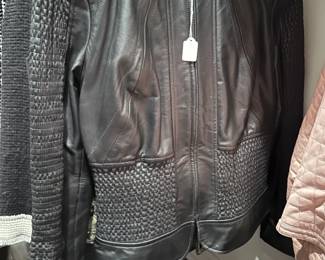 Women's clothing with brands such as: Carlisle, Perse
Knits Mark Shale, Patagonia, Tahari, Lillie Rubin
In Suede, Amoressa, Linda Allard Ellen Tracy, Jamie Sadock, Ellen Fisher