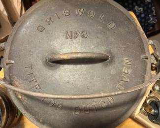Vintage Griswold #8 Cast Iron Dutch Oven 