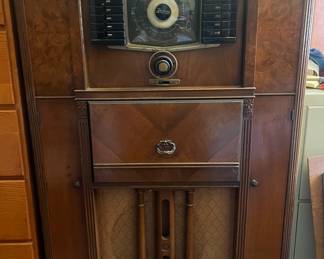 1942 Zenith 12-H-689 Tube Radio