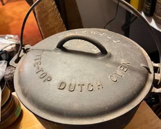 Vintage Griswold #8 Cast Iron Dutch Oven 