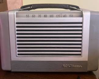 1952 Portable RCA Victor Model 2BX63 AM Broadcast Radio
