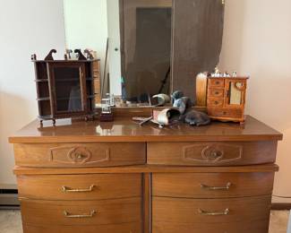 Mid-Century Modern Bassett Furniture 8 Drawer  Dresser (17-1/2"D x 54"W x 30"H / 60"H w Mirror)