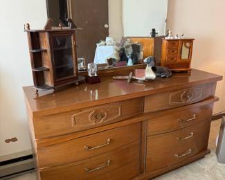 Mid-Century Modern Bassett Furniture 8 Drawer  Dresser (17-1/2"D x 54"W x 30"H / 60"H w Mirror)