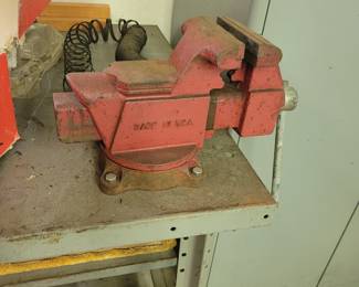 Bench vise