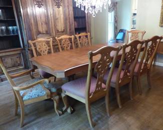 Stunning double pedestal dining table with 8 chairs, 2 leaves & table pads, large ornate 3 section bar storage and bookcase/display unit