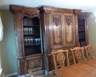 Stunning double pedestal dining table with 8 chairs, 2 leaves & table pads, large ornate 3 section bar storage and bookcase/display unit