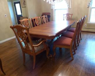 Stunning double pedestal dining table with 8 chairs, 2 leaves & table pads