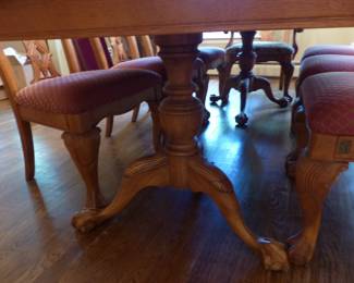 Stunning double pedestal dining table with 8 chairs, 2 leaves & table pads