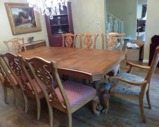 Stunning double pedestal dining table with 8 chairs, 2 leaves & table pads