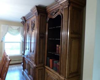 Stunning double pedestal dining table with 8 chairs, 2 leaves & table pads, large ornate 3 section bar storage and bookcase/display unit