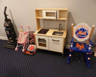 Kids Mets chair, kitchen & toys