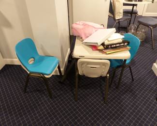 Kids table with 4 chairs