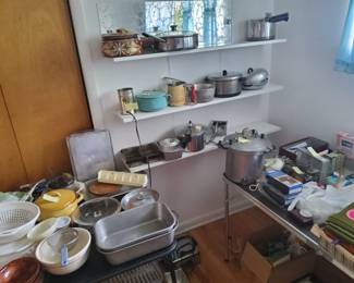Pressure cookers, casserole dishes. Small appliances 