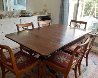 Vintage mahogany dinning table with 6 chairs, 3 leaves and all table pads 