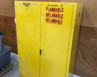 Flammable storage cabinet