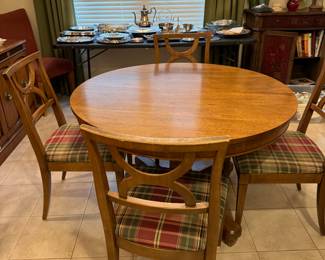 Beautiful dining table with leaf and 4 chairs