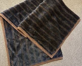 Vanity Living faux fur throw