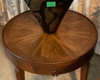 ROUND END TABLE AND GLASS VASE