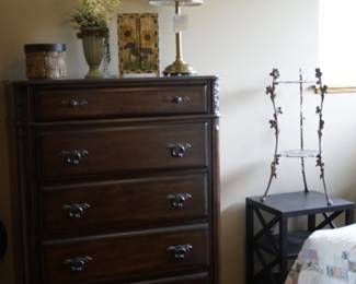 chest of drawers, lamps
