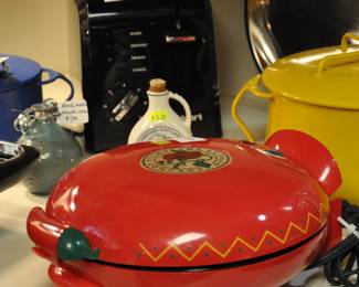 Quesadilla maker, clean and working, large Dansk Mid Century modern yellow cast iron lidded pot
