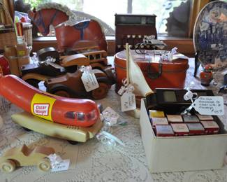 Antique lunchbox, Tru-vue Stereoscope 3D viewer with 30 film strips and an Oscar Mayer hotdog