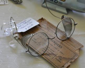 Antique safety goggles with box - Steam Punk