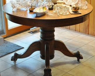 Antique quarter sawn oak round table with paw feet