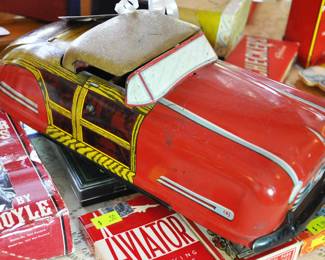 Really great large Wayondotte car (tin) with operating trunk and roof