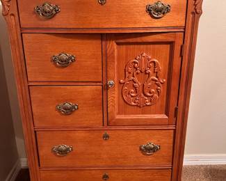 Chest of drawers, Victorian style. Vintage.