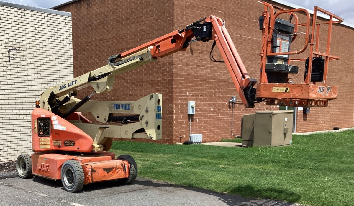 2008 JLG BOOMLIFT, MODEL E400AJP NARROW, 40’ BOOM, IN GOOD WORKING CONDITION