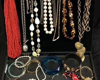 COSTUME JEWELRY, NECKLACES &