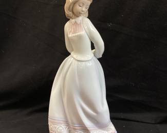 LLADRO GIRL FIGURINE