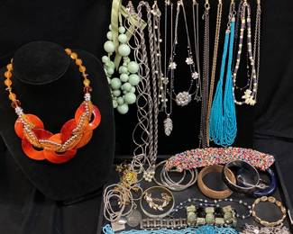 COSTUME JEWELRY, NECKLACES &