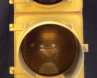 TRAFFIC SIGNAL LIGHT
