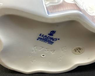 LLADRO GIRL FIGURINE