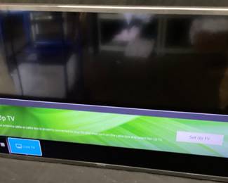 SAMSUNG 40’’ SMART TELEVISION w REMOTE