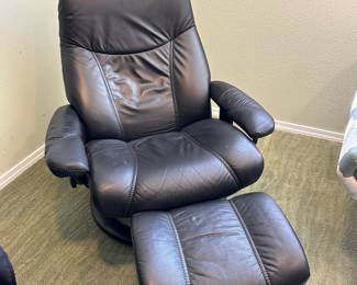 Ekorness Style Black Leather Stressless Lounge Chair and Ottoman