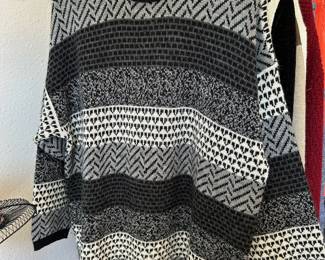 Southern Lady Black/White Abstract Design Sweater - Size Large