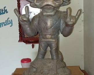 Texas longhorns Bevo garden statue 