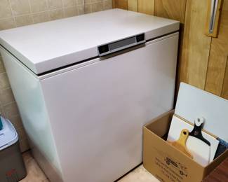 Chest Freezer (Ten Cubic Feet)