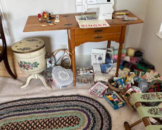 Singer sewing machine/table