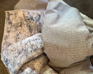 Beautiful rug 10x13.  A few months old