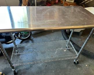 Metal rack with rollers